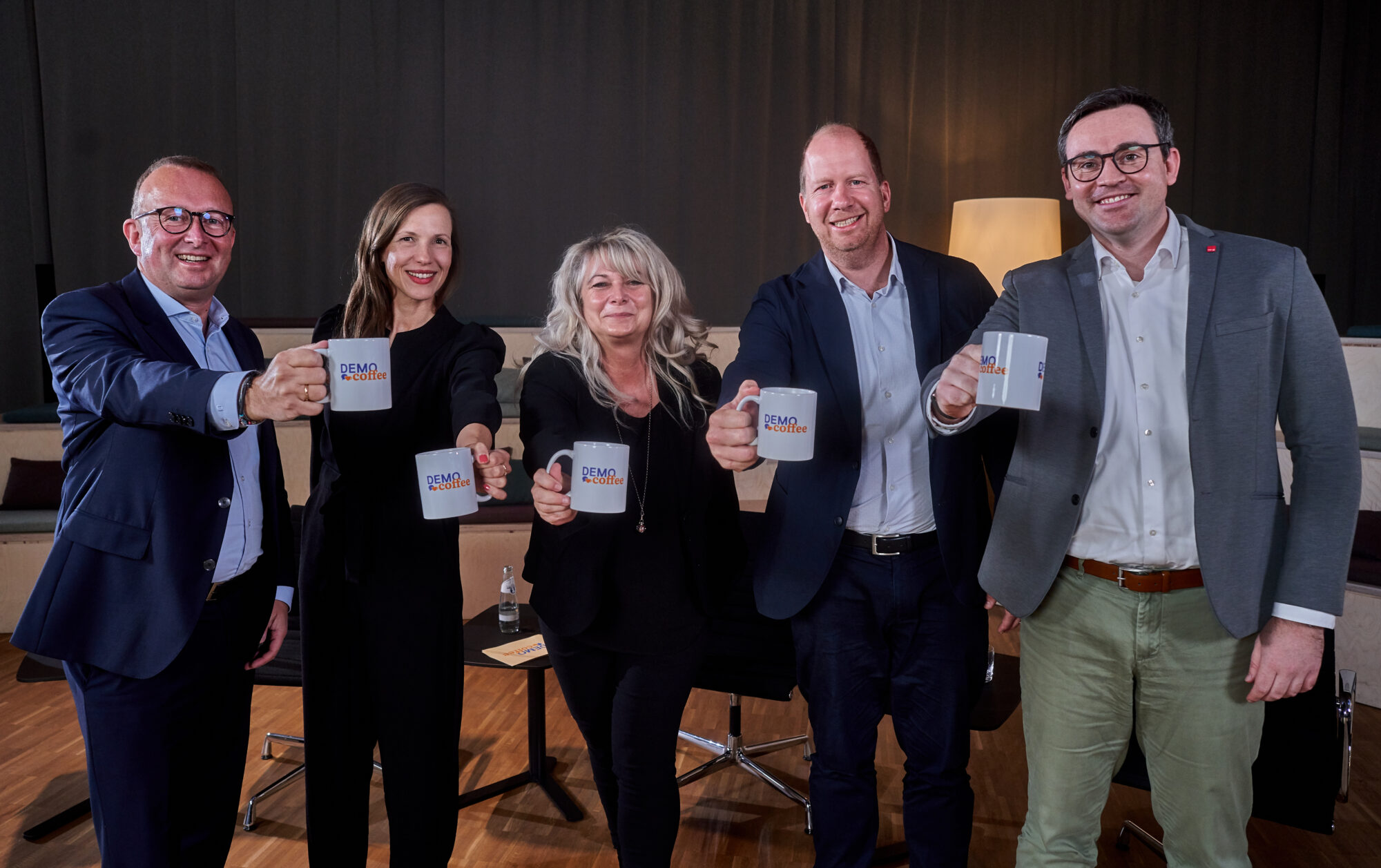 Carsten Rogge-Strang (AGV Banken), Dr. Claudia Huber (Bundespräsidialamt), Anke Dubert (Deutsche Bank AG), Jan Holze (DSEE) und Jan Duscheck (ver.di) beim Kick-off von Democoffee
