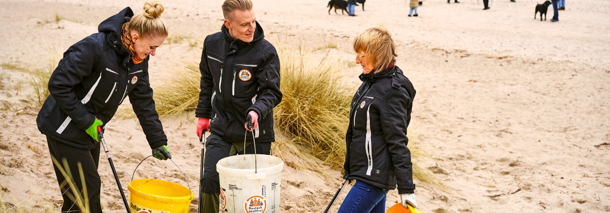Motiv der Kampagne zum Ehrentag: Müllsammler am Strand