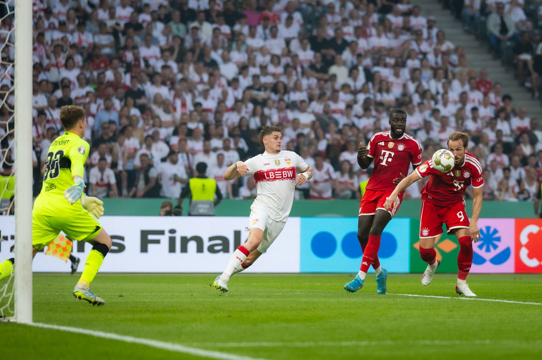 Ehrentag-Bandenwerbung beim DFB-Pokalendspiel im Berliner Olympiastadion. © Thomas Boecker/DFB
